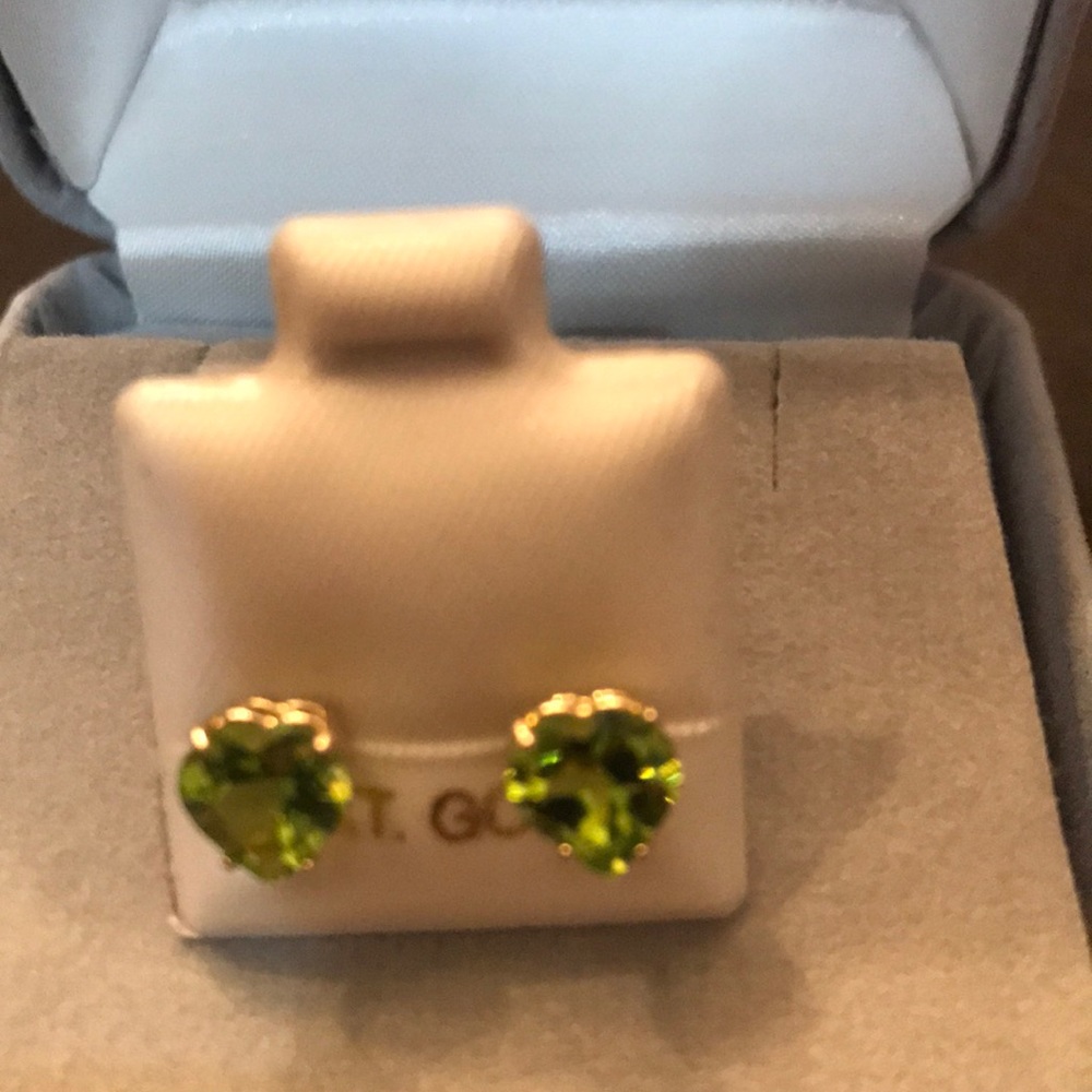 14 KT gold Peridot heart shaped earrings - Picture 1 of 7